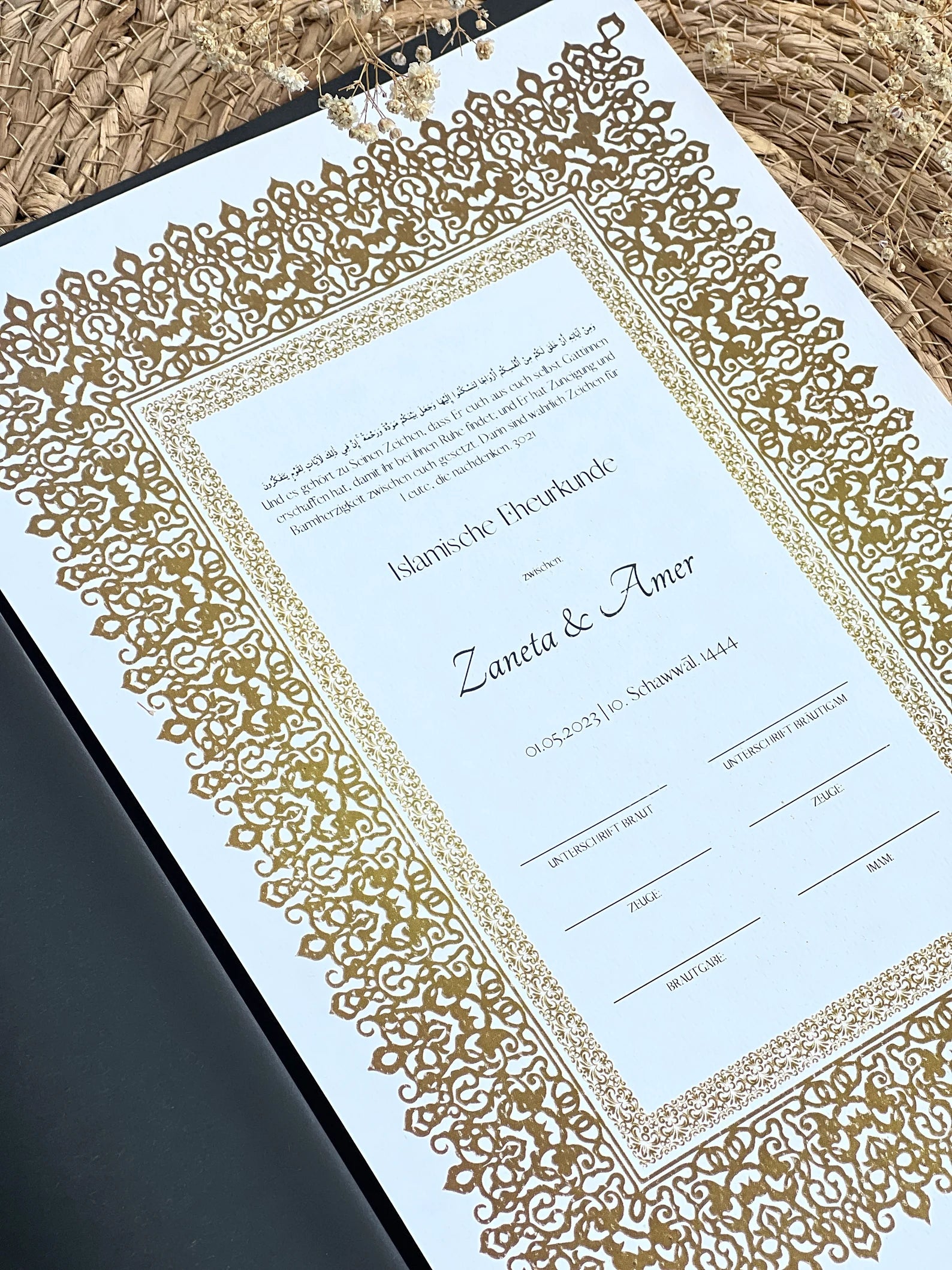 Elegantes Nikah-Zertifikat in arabischer und deutscher Sprache mit individuell anpassbarem Hochzeitsdatum und Namen